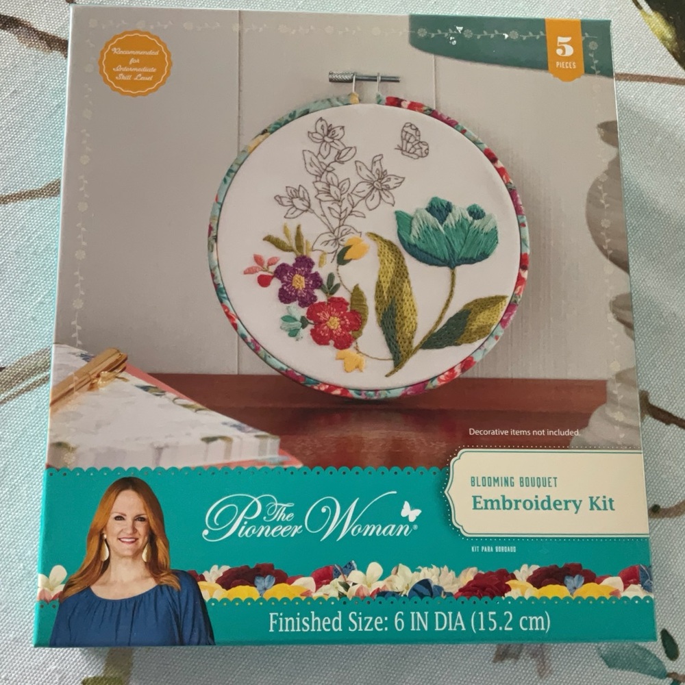 NWOT Pioneer Woman Floral Embroidery Kit w/Multicolor Threads Blooming Bouquet
